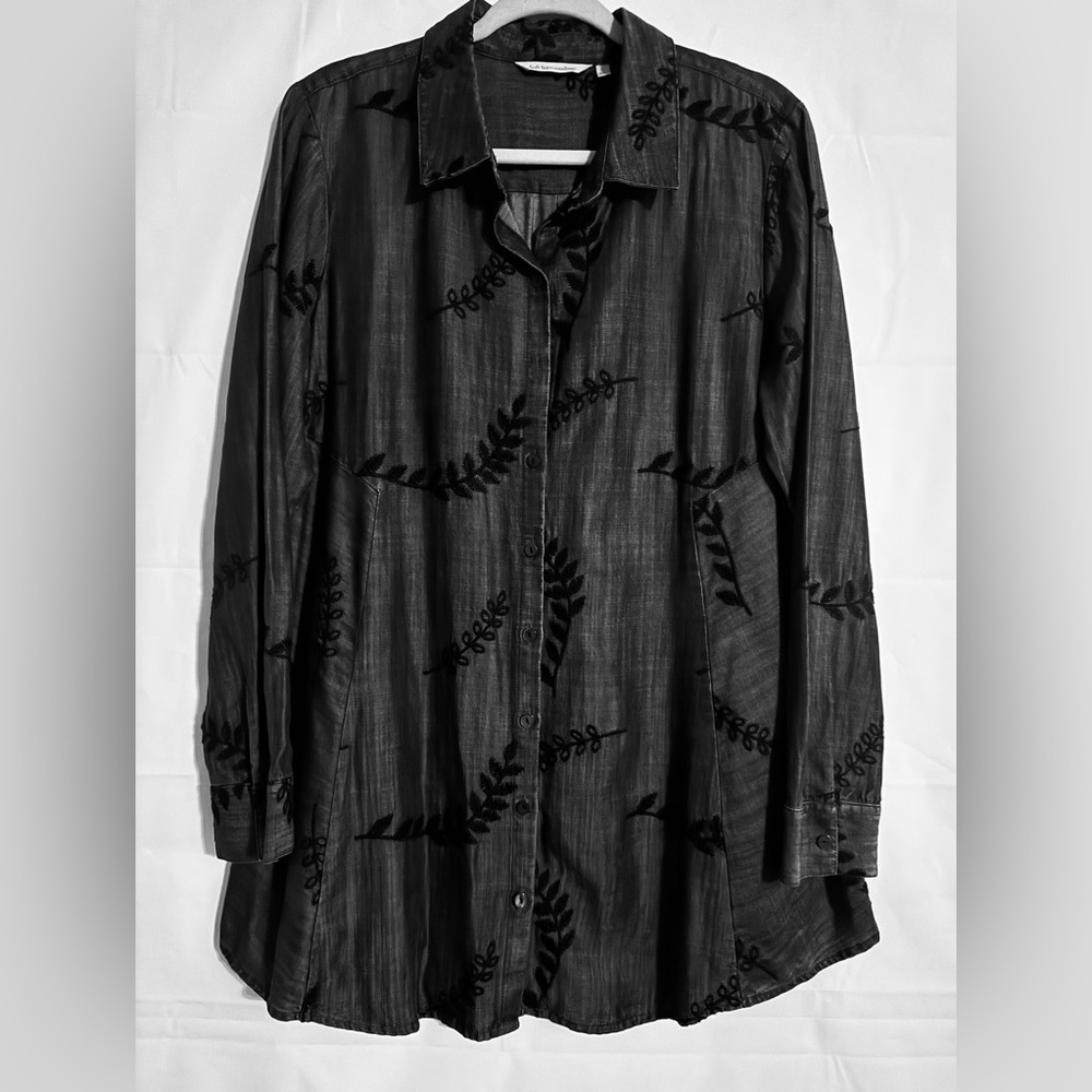 Soft Surroundings Women Tunic Top, Sz L
Gray & Black Chambray Embroidered. NWOT